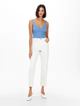 Top celeste de punto con cuello en V, breteles anchos y diseño ajustado.
