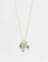 Collar corto plateado con cadena de eslabones y tres dijes colgantes: un dije de ojo turco con strass, un dije cilíndrico de piedra amatista y un dije de serpiente.