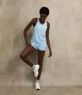 Bermuda deportiva de microfibra color blanco, corte runner con cintura elástica y forro interno.