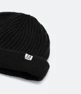 Gorro corto tipo beanie color beige, tejido en lana acrílica con textura acanalada.
