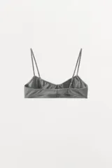 Bralette gris confeccionado en mezcla de viscosa, con escote redondo, tirantes finos ajustables y detalle de costuras marcadas con acabados en ondas. Cierre en espalda con ganchos metálicos.
