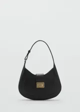 Bolso tipo hobo de color negro, con asa corta regulable, cierre con broche metálico dorado y forro interior con bolsillo de cremallera.