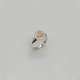 Anillo de plata 925 con apliques de oro 9k, con diseño circular y motivo arquitectónico.