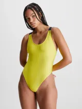 Traje de baño enterizo Calvin Klein color amarillo, con textura de canalé y tirantes anchos negros con el logo de la marca.