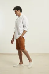 Camisa amarilla de lino con cuello mao y manga larga.