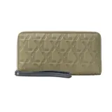 Billetera grande color verde militar con cierre de cremallera y correa de mano extraíble. Presenta un diseño acolchado con el logo de la marca grabado en relieve.