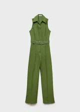 Mono largo color verde oliva, de lino, con cuello camisero, cierre delantero y cinturón trenzado desmontable.
