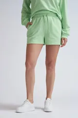 Short deportivo verde claro de tela French Terry, con cintura elástica ajustable con cordón.