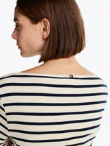 Remera Tommy Hilfiger de corte slim, con cuello barco y mangas tres cuartos. Diseño a rayas horizontales color crema y azul marino. Logo de la marca bordado en el pecho.