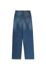 Jean celeste de corte recto y holgado, con diseño clásico de cinco bolsillos, cierre de botón y cremallera.