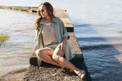 Camisa larga color beige con botones y cuello.