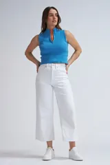 Pantalón culotte de jean color blanco, de tiro alto y corte ancho.