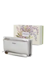 Billetera de mujer color verde oliva, con textura símil cuero, cierre principal y bolsillo monedero con cierre al frente. Incluye correa de mano desmontable y tarjeteros internos.