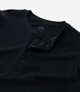 Remera masculina de manga larga, color azul marino oscuro, con textura waffle y cuello redondo con tapeta de tres botones (estilo henley).