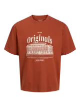 Camiseta color ladrillo de corte recto, con cuello redondo y manga corta. Estampado frontal con el texto "Originals" y un dibujo de un edificio.