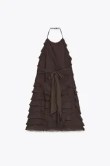 Vestido corto marrón con cuello halter y falda con volantes.