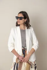 Blazer beige de algodón con solapa entera, bolsillos delanteros y frunce en las mangas 3/4.