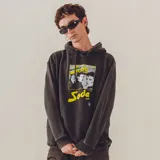 Canguro negro con capucha, de corte oversize, con estampa frontal de Soda Stereo.