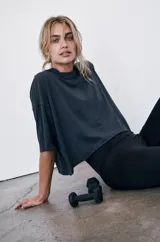 Remera negra de algodón, corte holgado y mangas cortas.