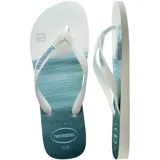 Ojotas Havaianas con base blanca estampada con palmeras y tiras verdes.