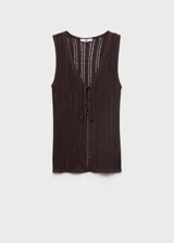 Chaleco de punto calado color marrón chocolate, con cuello en V y cierre frontal con lazos.