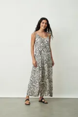 Mono largo de tirantes finos con estampado abstracto en tonos negro, marrón y blanco.