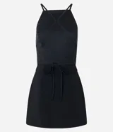 Enterito corto de bengalina color negro, con escote halter, espalda descubierta y tirantes finos cruzados. Presenta corte short pollera.