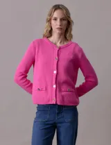 Cardigan tejido color beige, marca Ninety. Escote a la base y abertura central con botones metálicos. Delantera con bolsillos simulados.