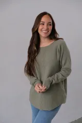 Sweater verde oliva de corte recto y cuello redondo.
