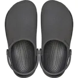 Zueco Crocs color beige rosado, con capellada de lona textil y suela Croslite. Posee correa pivotante en el talón y orificios para Jibbitz.