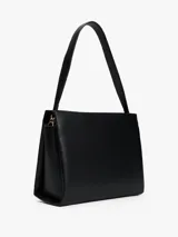 Cartera satchel negra de Tommy Hilfiger con acabado granulado, cierre de cremallera, asa superior, correa extraíble ajustable, bolsillo interior con cremallera e insignia del monograma TH en la parte delantera.