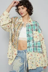 Camisa de manga larga con botones, confeccionada con varias telas de algodón estampadas a cuadros y flores, simulando un patchwork.