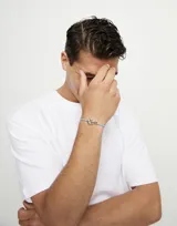 Pulsera de cuero trenzado color celeste con cierre de mosquetón entrelazado bañado en plata.