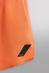 Shorts deportivos color naranja de tejido técnico ligero y elástico, con forro interior, cintura elástica ajustable con cordón, bolsillo trasero con cierre y logo estampado en la pierna. Zara Athleticz.