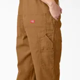 Enterito Dickies color marrón, de corte relajado, con tirantes ajustables y múltiples bolsillos.