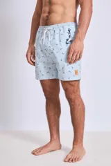Short de baño celeste con estampado de gaviotas en negro y etiqueta con logo en la pierna.