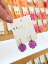 Aros colgantes con aro de acero dorado y dije circular color lila con borde de strass.