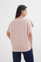 Remera rosa pálido de corte holgado con aplique de flores con strass.