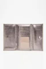 Billetera de cuero color bordó con textura croco y cierre con broche metálico.