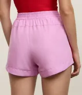 Short deportivo femenino modelo runner, color marrón chocolate con cintura elástica y rayas laterales color crema.