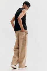 Musculosa negra de punto liviano con cuello y sisas acanaladas, corte estándar y bajo recto. Confeccionada con tejido funcional Coolmax®, una fibra de poliéster de secado rápido que elimina la humedad y regula la temperatura corporal.