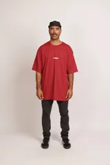 Remera oversize color bordó de jersey de algodón con cuello redondo y logo Rufián estampado en blanco en el pecho.