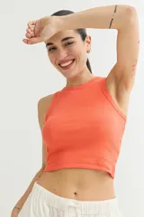 Musculosa corta de punto acanalado color celeste, con cuello redondo y sisas anchas.