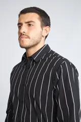 Camisa de hombre a cuadros color beige y azul marino, de corte slim fit, con mangas largas, cartera abotonada y logo bordado en el pecho. Confeccionada en algodón.