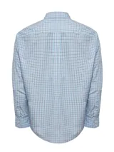 Camisa de hombre RKF a cuadros celestes y blancos, de manga larga, corte regular, cuello americano abotonado, bolsillo en el pecho con logo bordado y tejido resistente a las arrugas.