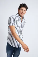 Camisa de manga corta con diseño a rayas, fit slim y cartera abotonada, confeccionada en 100% algodón.