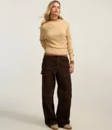 Blusa marrón de punto con cuello alto y manga larga.