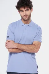 Remera polo de piqué blanca, lisa, con cuello en rib y botones personalizados.