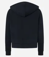 Campera deportiva negra con capucha y cordón ajustable, cierre frontal con cremallera, bolsillos laterales y mangas largas.