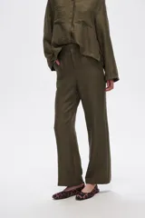 Pantalón de poliéster color verde oliva, de calce medio y corte recto.